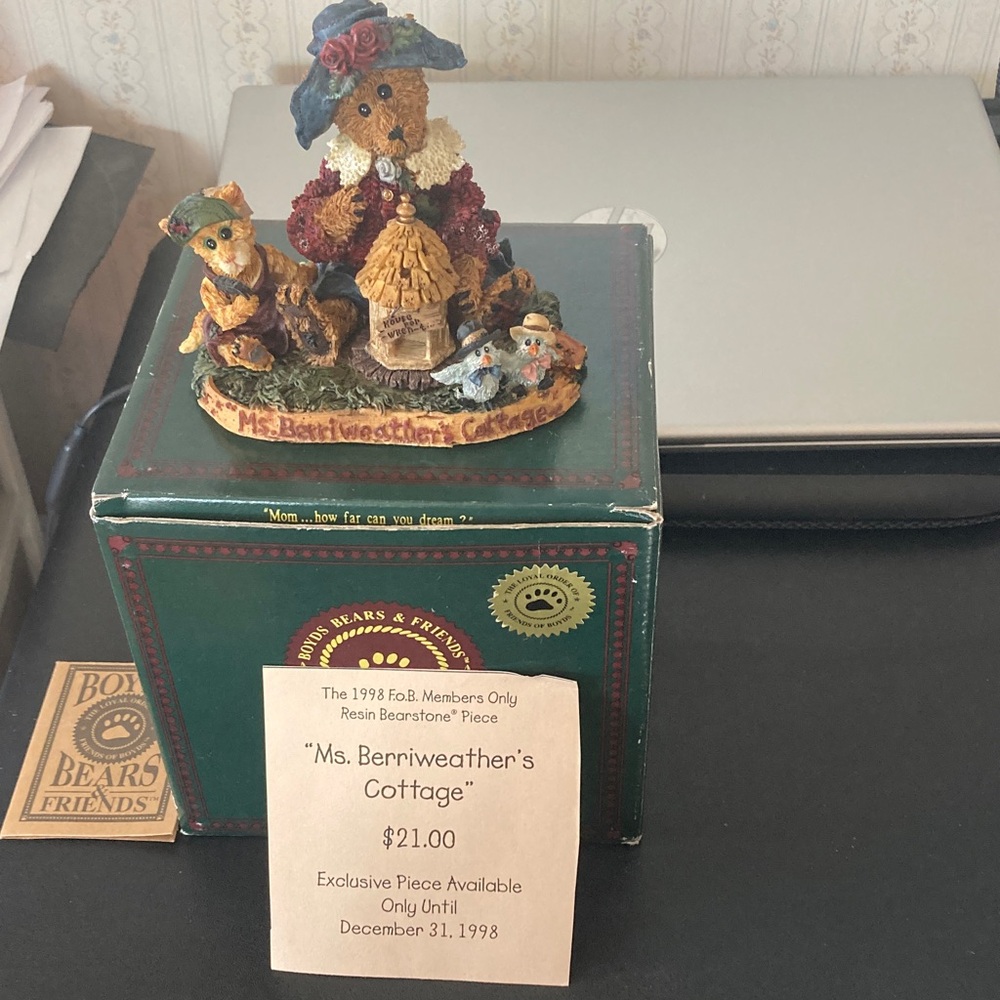 Boyds Bears Ms. Berriweathers Cottage Figurine - Red and Brown